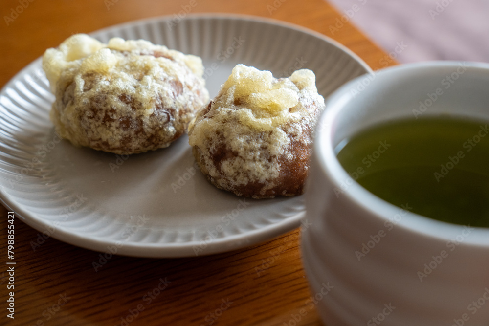 テーブルに載せた日本の郷土料理、天ぷらまんじゅうとお茶 テーブルに載せた日本の郷土料理、天ぷらまんじゅうとお茶