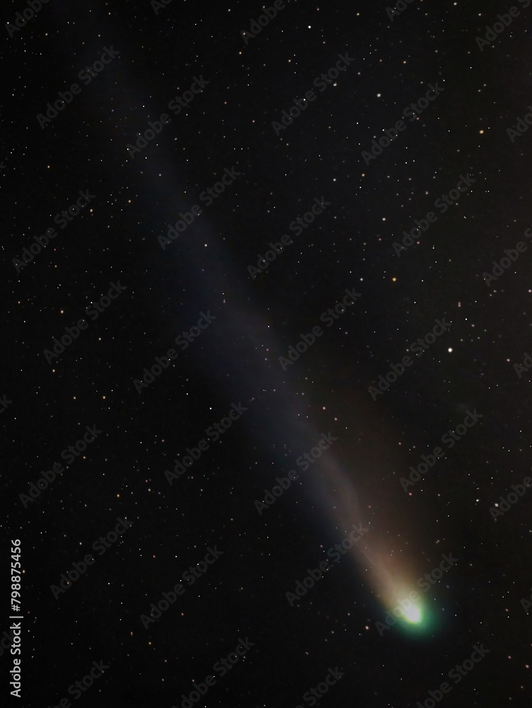 Komet Pons Brooks mit farbigem Schweif am Nachthimmel im April 2024