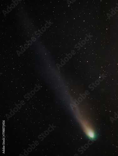 Komet Pons Brooks mit farbigem Schweif am Nachthimmel im April 2024 © Mario