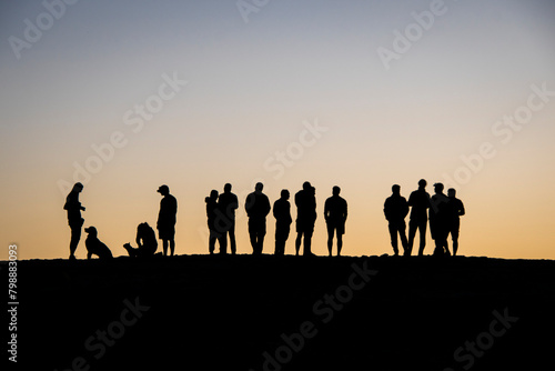 Menschen bei Sonnenuntergang photo