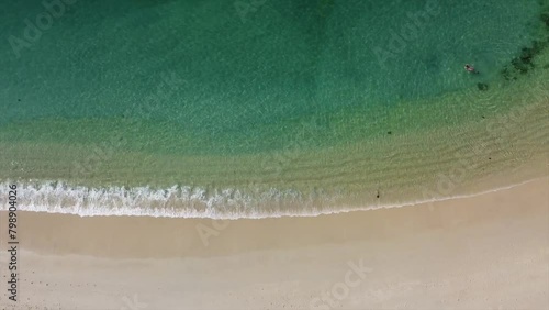 Toma aérea de drone sobre una playa, oceano azul, playa impresionante.  photo