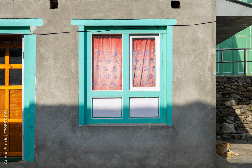 Obraz premium Brightly colored doors and windows are a good design