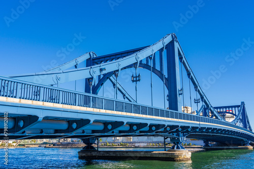東京の青空に映える清洲橋