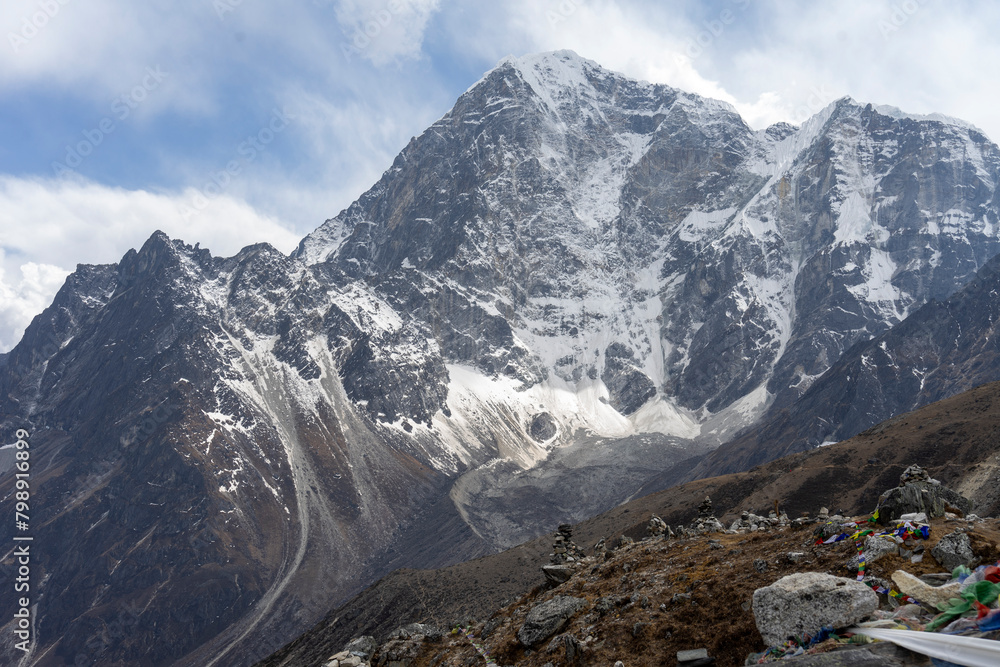 Obraz premium The snow-covered landscape of the Himalayas is an unforgettably beautiful sight.