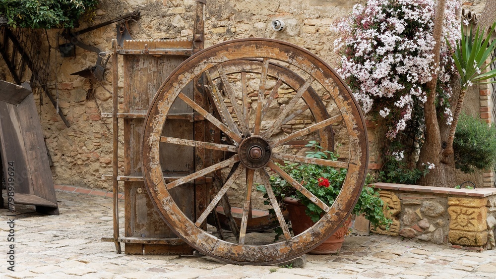 Obraz premium An old wheelbarrow on the farm as a decorative object