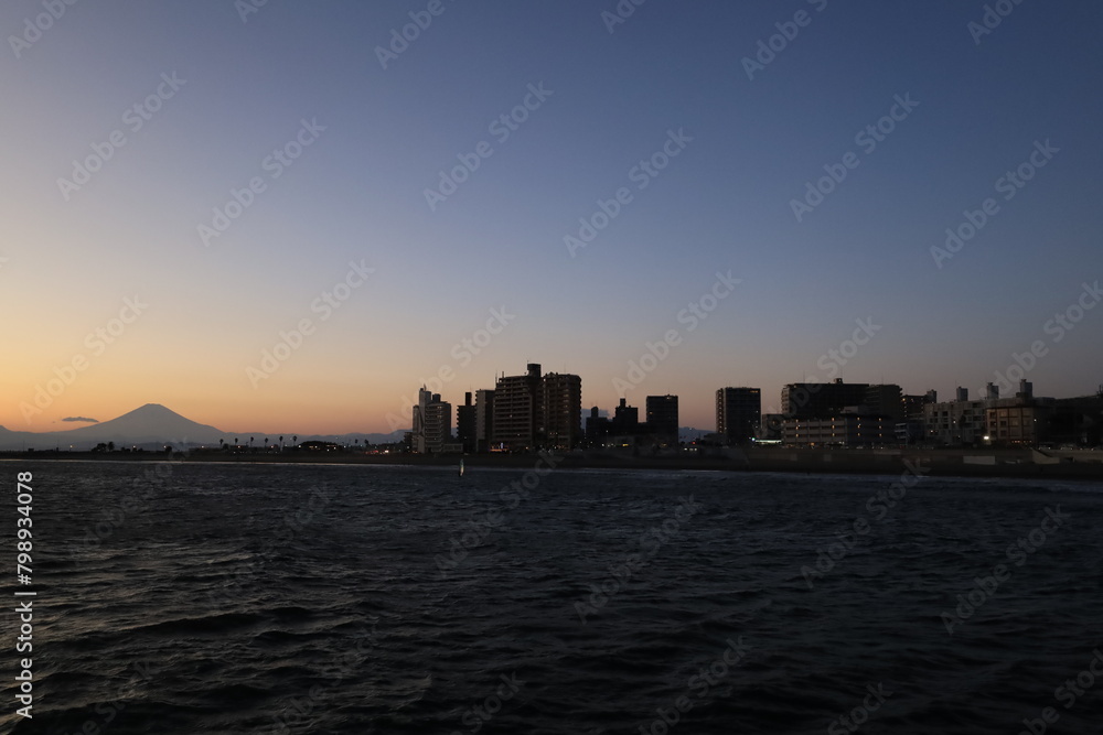 日没後の江ノ島と富士山のある風景　夕景