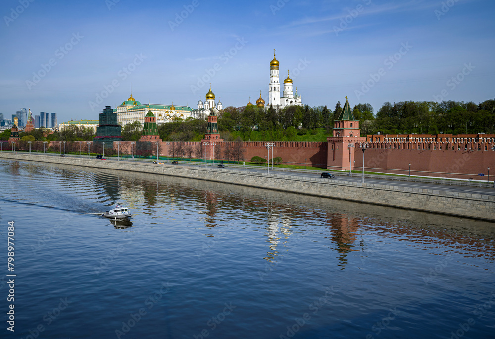 Obraz premium Moscow. VIEW FROM THE BOLSHOY MOSKVORETSKY BRIDGE TO THE MOSCOW RIVER, THE KREMLIN, THE BELL TOWER OF IVAN THE GREAT. ON A SUNNY SPRING MORNING
