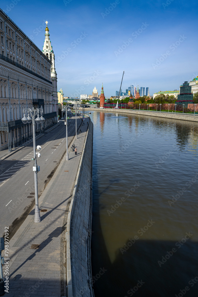 Moscow. VIEW FROM THE BOLSHOY MOSKVORETSKY BRIDGE TO THE MOSCOW RIVER, THE KREMLIN, MOSCOW INTERNATIONAL BUSINESS CENTER MOSCOW CITY. ON A SUNNY SPRING MORNING