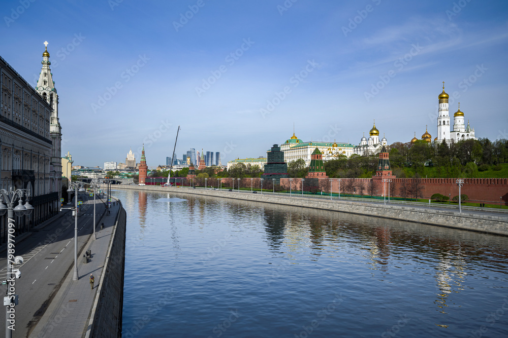 Obraz premium Moscow. VIEW FROM THE BOLSHOY MOSKVORETSKY BRIDGE TO THE MOSCOW RIVER, THE KREMLIN, MOSCOW INTERNATIONAL BUSINESS CENTER MOSCOW CITY. ON A SUNNY SPRING MORNING