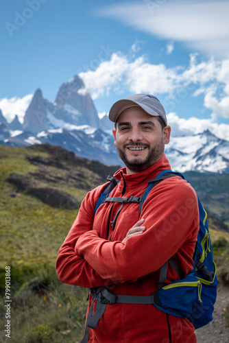 Hombre senderista sonriente y feliz en su excursión por El Chalten. Patagonia Argentina. Fotografia vertical