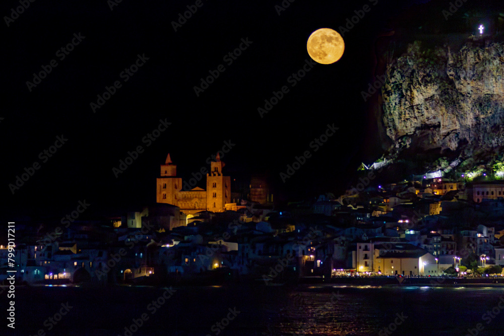 La cattedrale di Cefalù e la luna La cattedrale di Cefalù e la luna