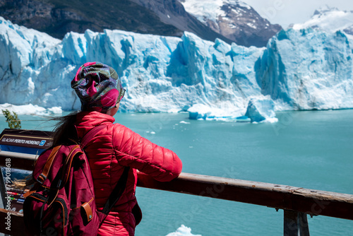 Mujer admirando el Glaciar Perito Moreno desde las pasarelas del Parque Nacional los Glaciares, en Argentina