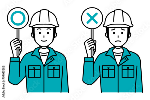 ○×マークを上げる作業員の男性