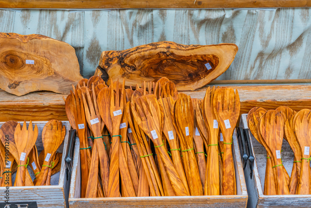 Φωτογραφία Souvenirs from olive wood in Valldemossa, the old mediterranean village, landmar