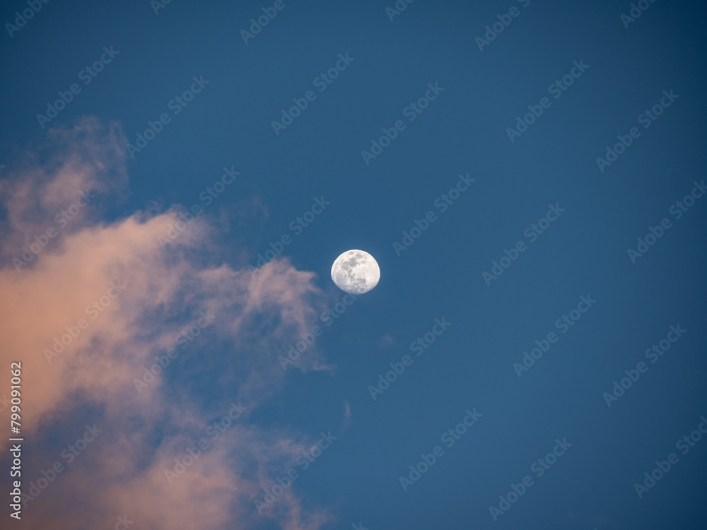 Teneriffa, Spanien: Der Mond in der Abenddämmerung Teneriffa, Spanien: Der Mond in der Abenddämmerung