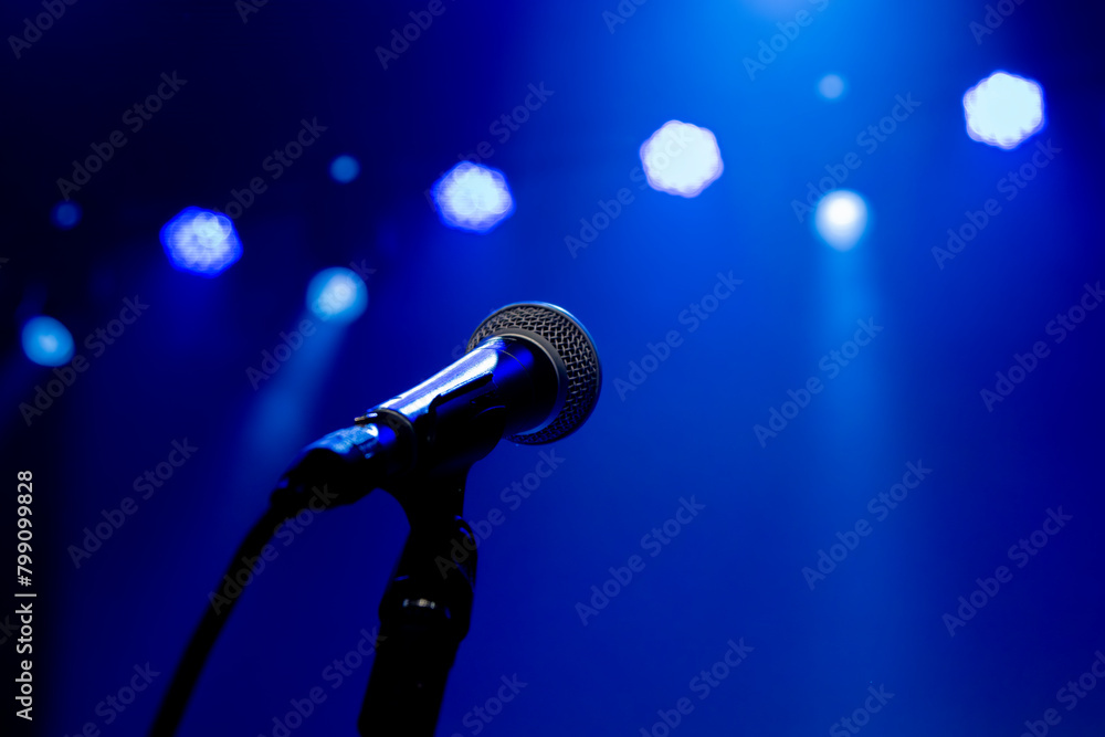 Obraz premium Blue concert lights with microphone without singer. empty stage