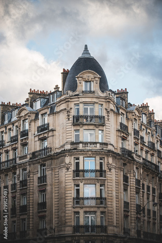 Old building with Dome in Paris © Mue