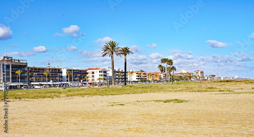 Playa de Comarruga en la costa dorada en El Vendrell, Tarragona, Catalunya, España, Europa