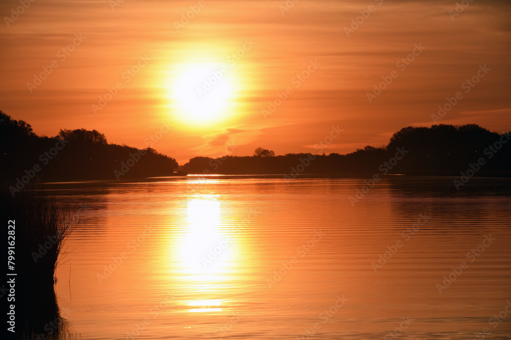 Nord-Ostsee-Kanal bei Sonnenaufgang 