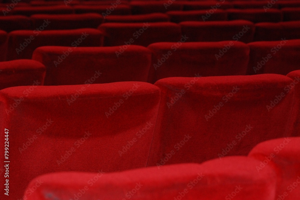 Obraz premium POLTRONE VUOTE VELLUTATE DI COLORE ROSSO AL CINEMA.