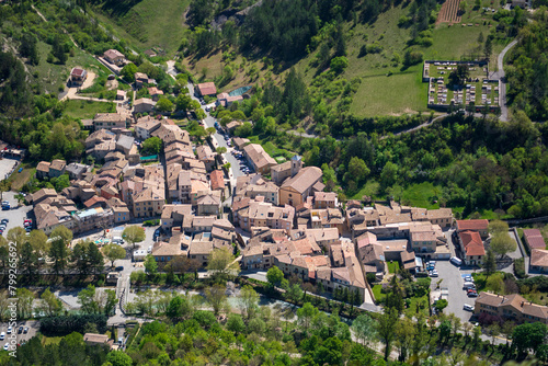 Vue aérienne du village de Rémuzat dans la Drôme Provençale