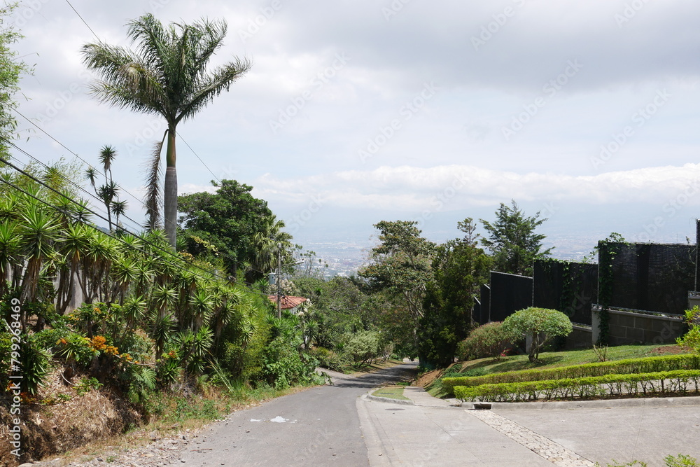 Straße in San Antonio bei Escazú in den Bergen von Costa Rica