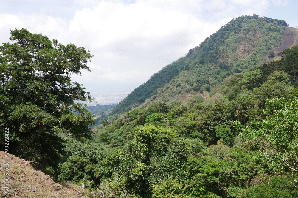 Obraz premium Berggipfel San Miguel am Cruz de Alajuelita in den Bergen bei Escazú in Costa Rica