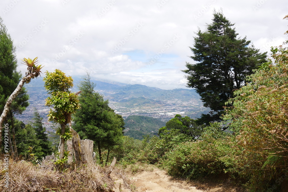Ausgewaschener Wanderweg bzw Hohlweg am Cruz de Alajuelita in den Bergen von Escazú Berglandschaft bei San José in Costa Rica Ausgewaschener Wanderweg bzw Hohlweg am Cruz de Alajuelita in den Bergen von Escazú Berglandschaft bei San José in Costa Rica