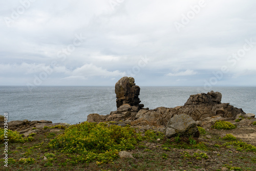 Énormes rochers à la pointe de la Torche et parterre de criste marine, emblèmes de la beauté naturelle de la Bretagne.