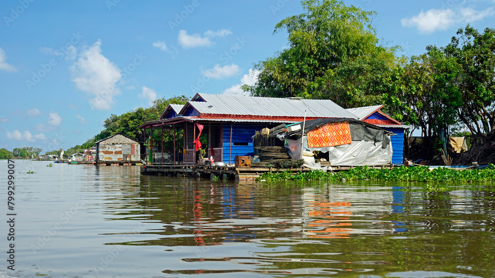 Fototapeta premium floating houes on the tonle sap in cambodia