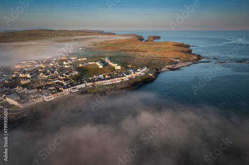 Foto Misty sunrise over the rocky coast of Kilkee, Co. Clare. Ireland