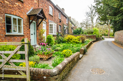 Foto Terrace of English cottages in Invinghoe in Buckingham shire with flowers in fro