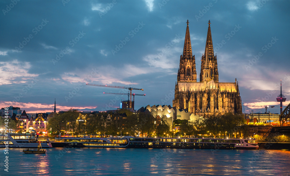 Fototapeta premium The Cologne Cathedral and Museum Ludwig at night, travel background