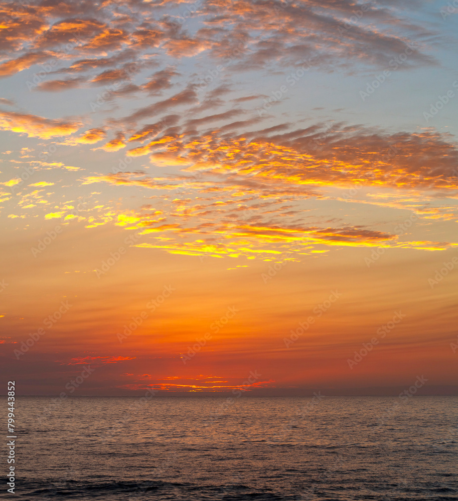 Naklejka premium Mar e por do Sol na praia