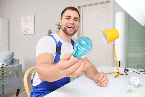 Male electrician changing l...