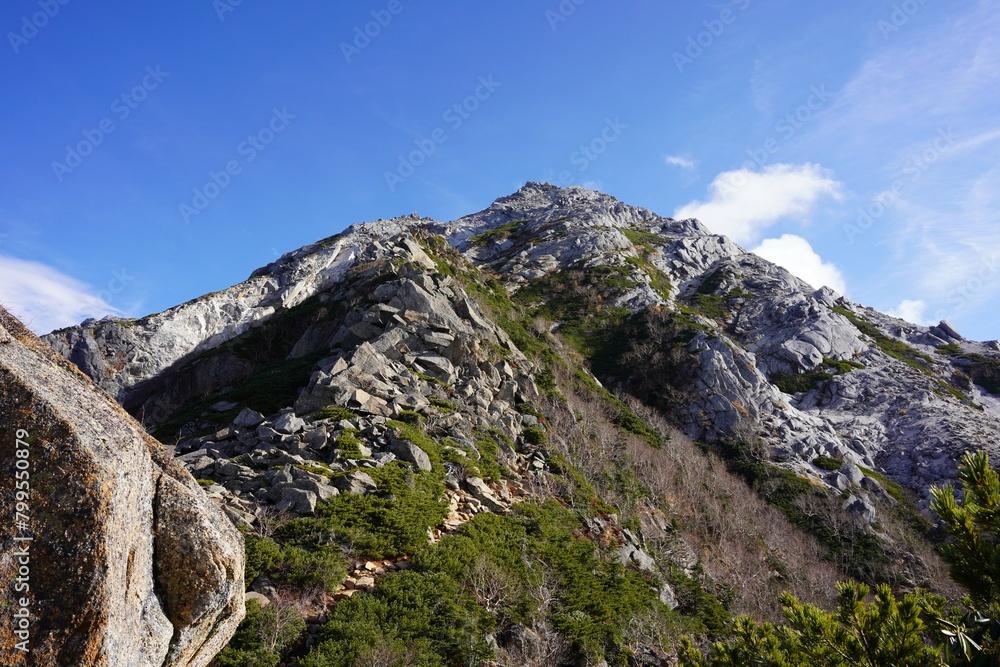 南アルプス　六方岩から見上げる甲斐駒ヶ岳山頂