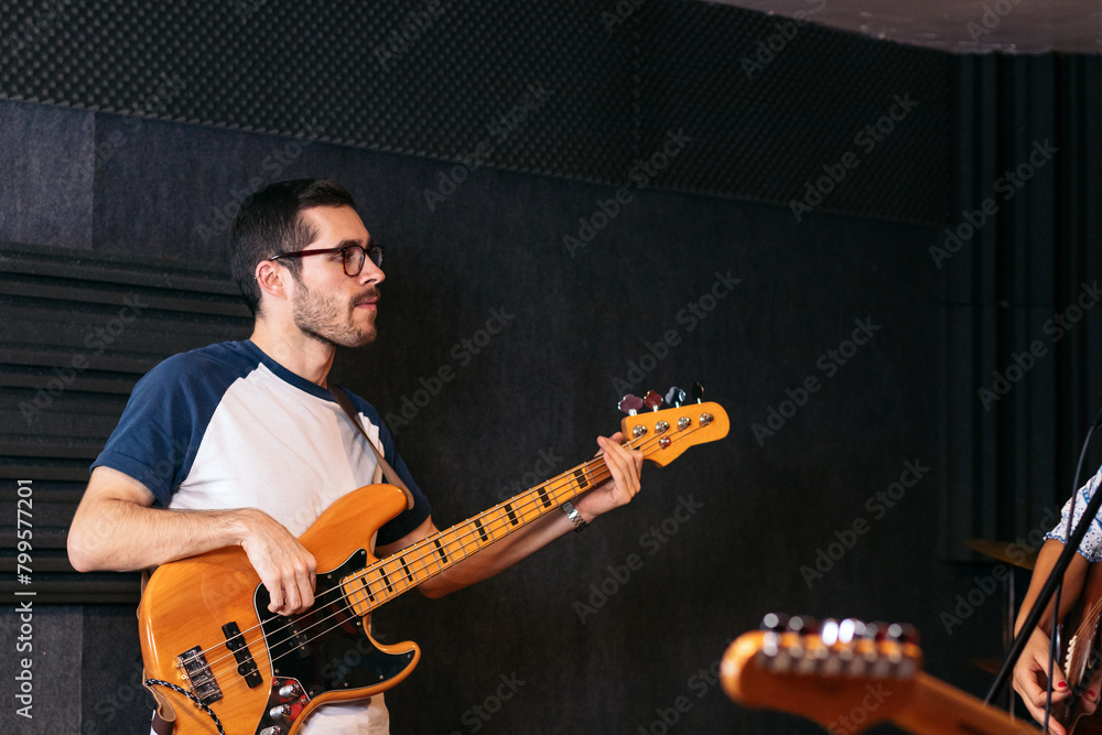 Obraz premium Close-up of a musician playing bass