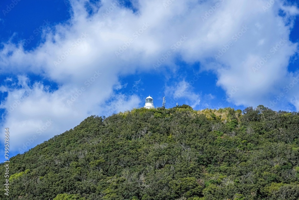 青空バックに見上げる白い室戸岬灯台の情景
