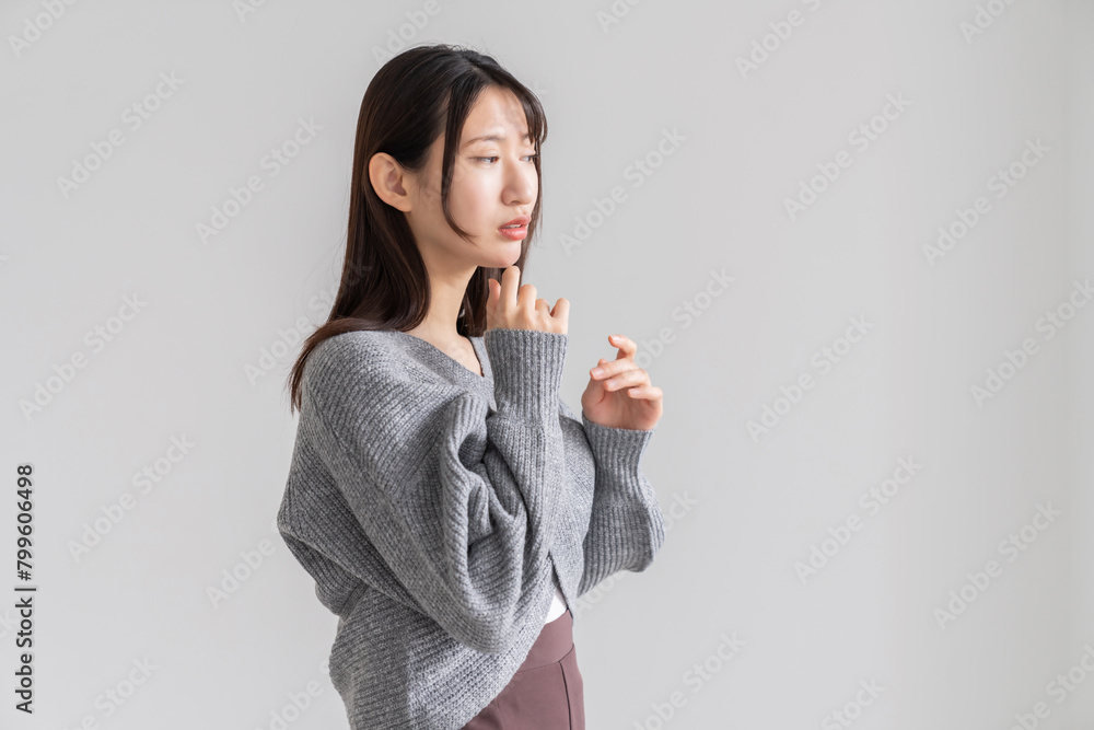 考える女性 考える女性