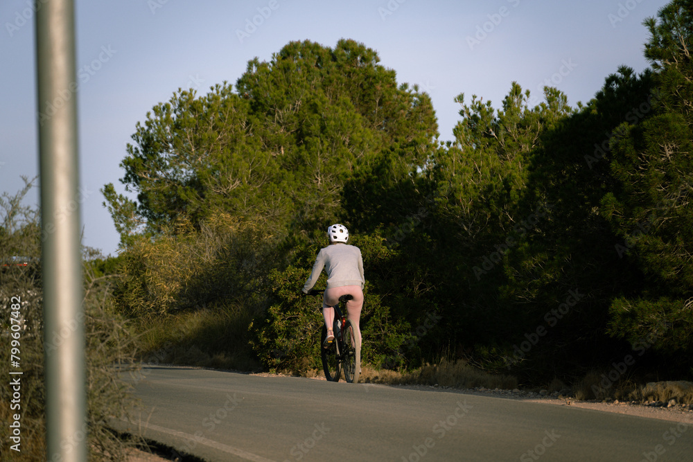 Obraz premium Woman exercising with her bicycle