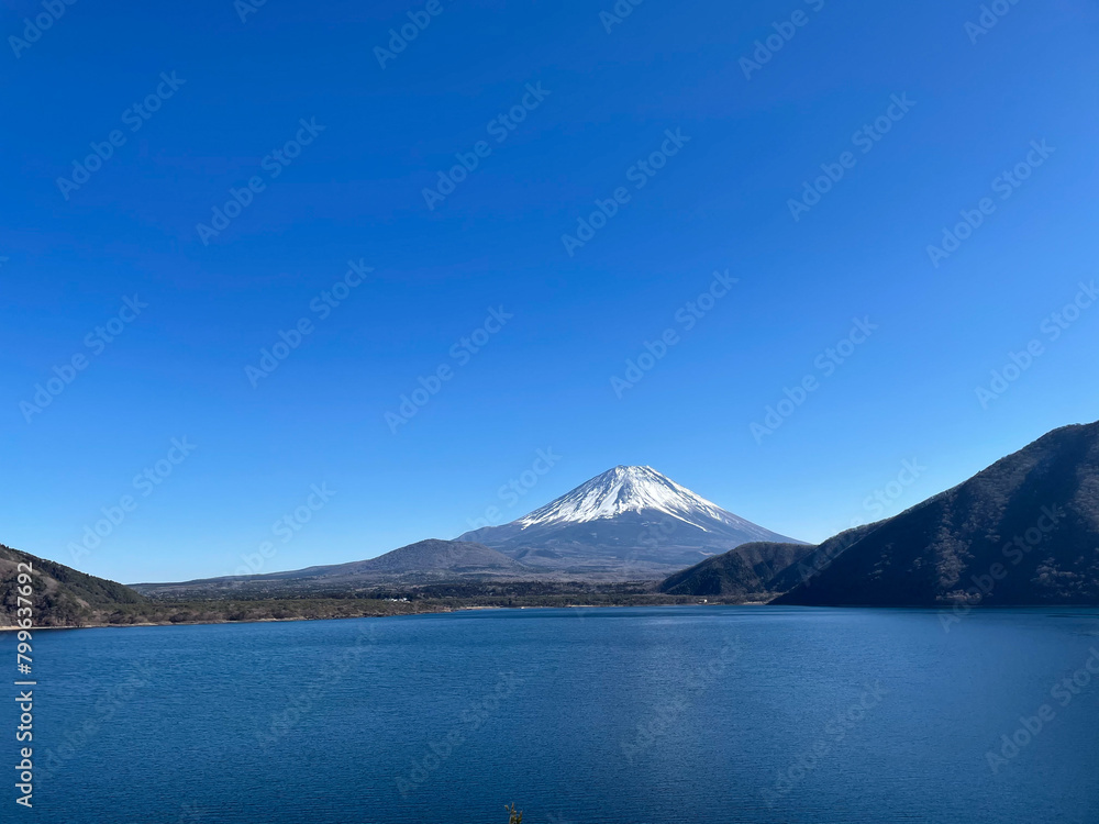 本栖湖から見た冬の富士山