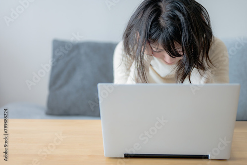 PCと苦悩する若い女性