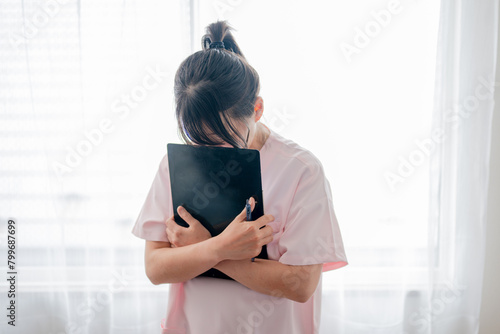 悲しむ医療系女性