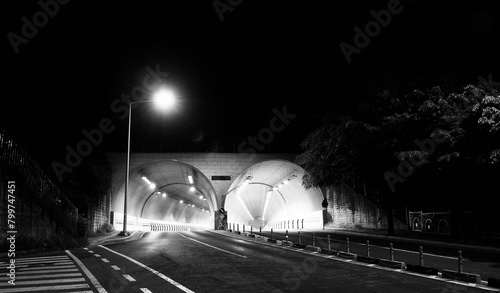 야간에 촬영한 한국의 터널 흑백사진