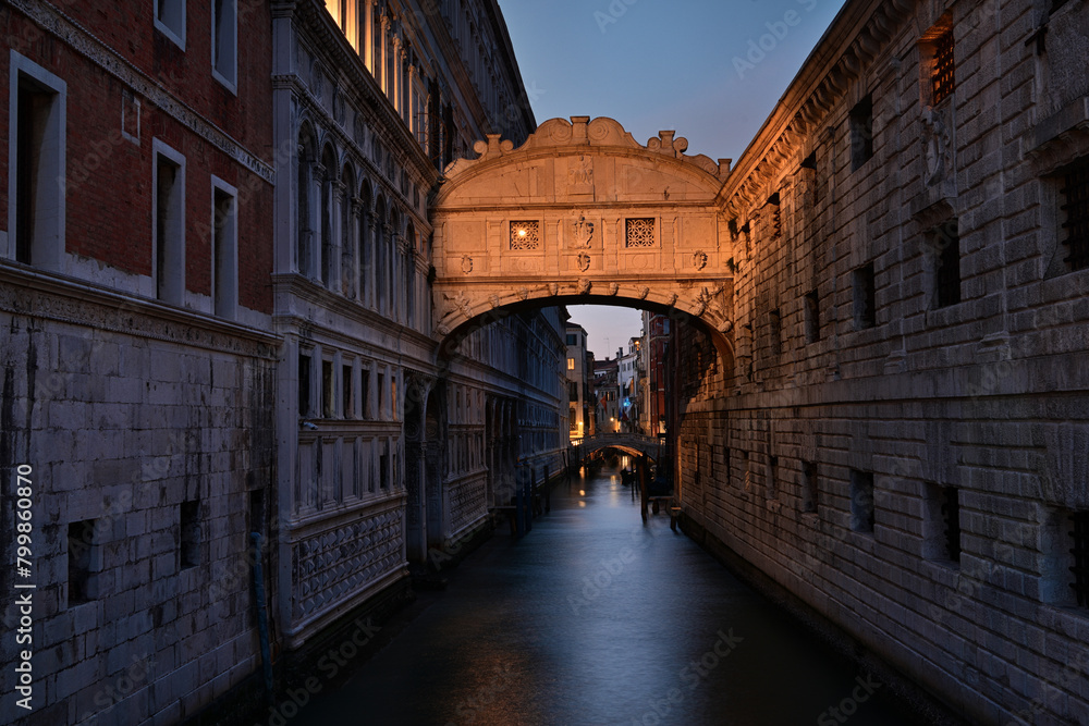 Seufzerbrücke in Venedig bei Sonnenuntergang