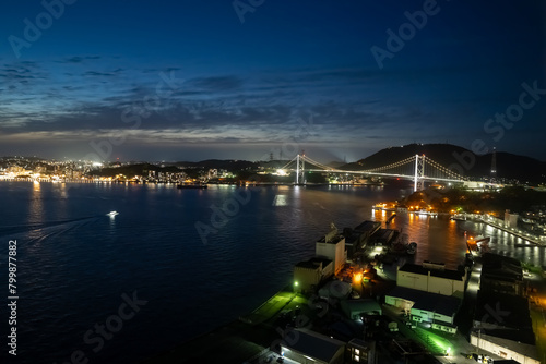 門司港レトロ展望室から見る関門海峡と関門橋の美しい夜の眺め