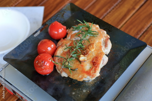 春のキャンプで焼き色が付いたグリルチキン