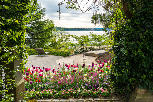 Insel Mainau im Frühling mit blühenden Tulpenbeeten und Blicken auf den Bodensee
