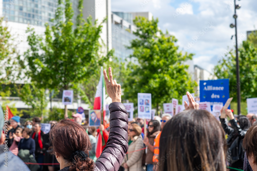 Obraz premium Une manifestation contre le régime islamique en Iran place de la Bastille à Paris en France