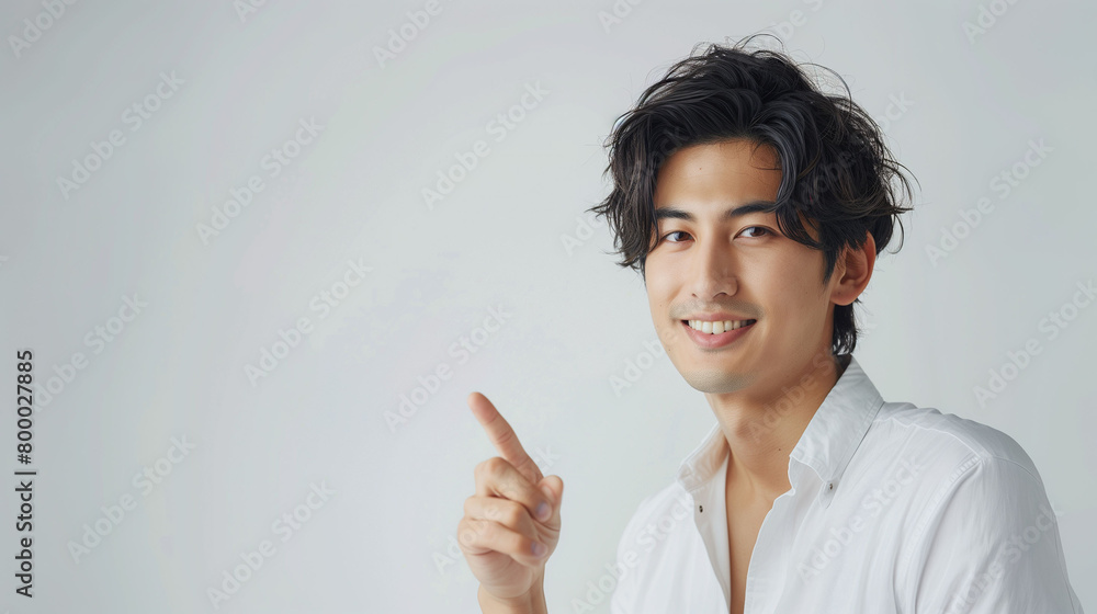 ハンサムな男性が横の空間を指し示している ハンサムな男性が横の空間を指し示している